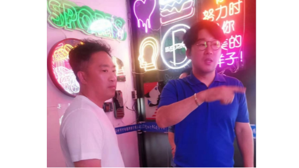 光影交錯間，韓國客人的霓虹之旅——探索霓虹燈與迷你字工藝的融合